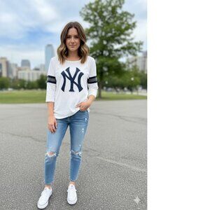 Women's New York Yankees Logo Shirt NWT